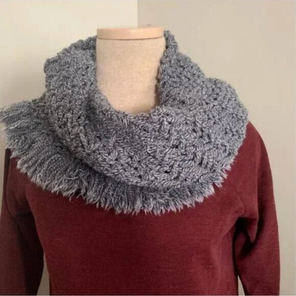 American Eagle Gray Knit Infinity Scarf - Picture 2 of 4